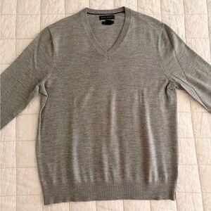 Banana Republic - Size L - 100% Merini Wool Light Gray V-Neck Sweater